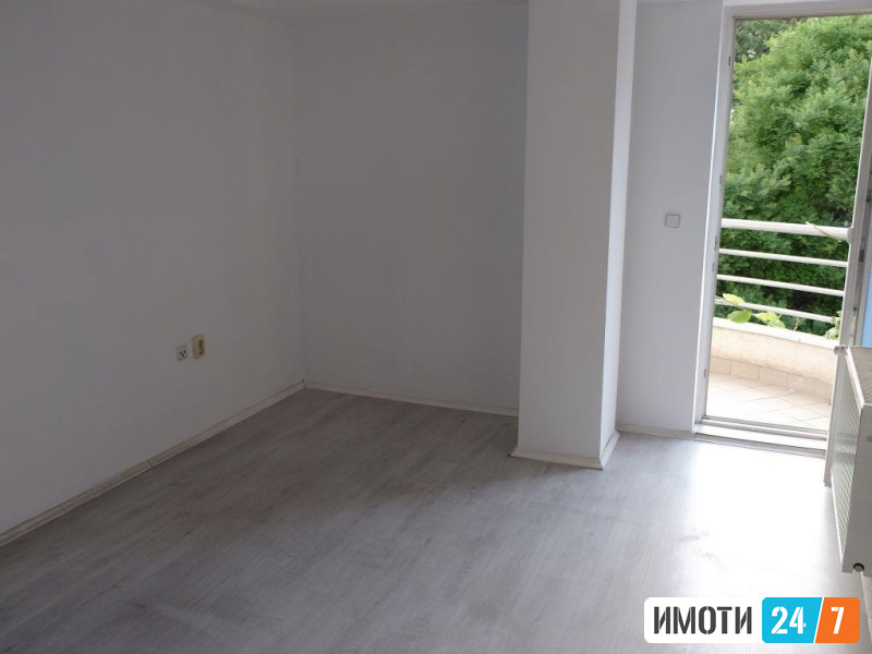 PRAZEN CETIRISOBEN STAN SO LOKACIJA VO CENTAR