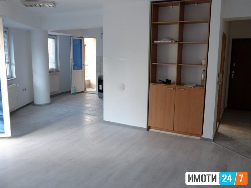 PRAZEN CETIRISOBEN STAN SO LOKACIJA VO CENTAR