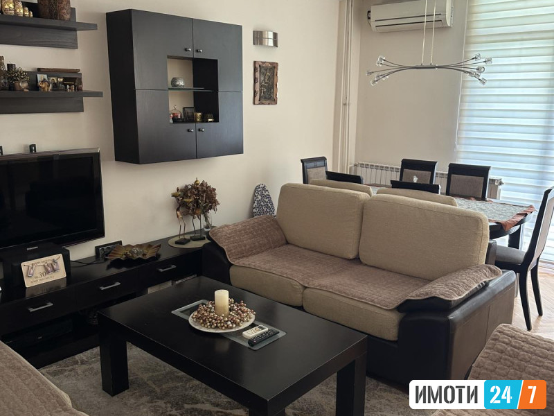 СЕ ИЗДАВА ТРОСОСОБЕН СТАН ВО СТРОГ ЦЕНТАР НА СКОПЈЕ – 70 м²