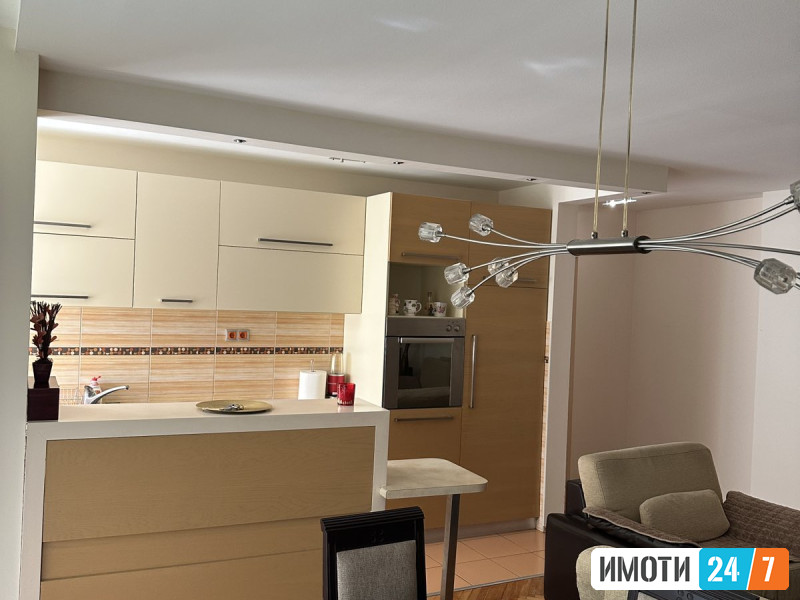 СЕ ИЗДАВА ТРОСОСОБЕН СТАН ВО СТРОГ ЦЕНТАР НА СКОПЈЕ – 70 м²