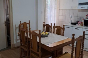 Se prodava stan od 148m2