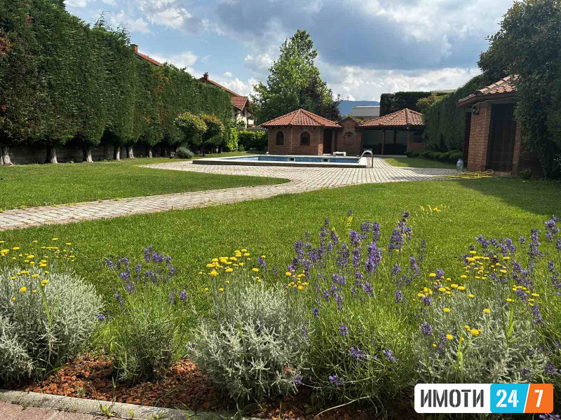 ODLICNA SEMEJNA KUKJA SO BAZEN VO BARDOVCI