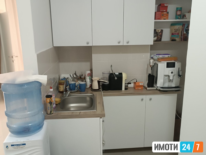 PRAZEN DELOVEN PROSTOR VO CENTAR