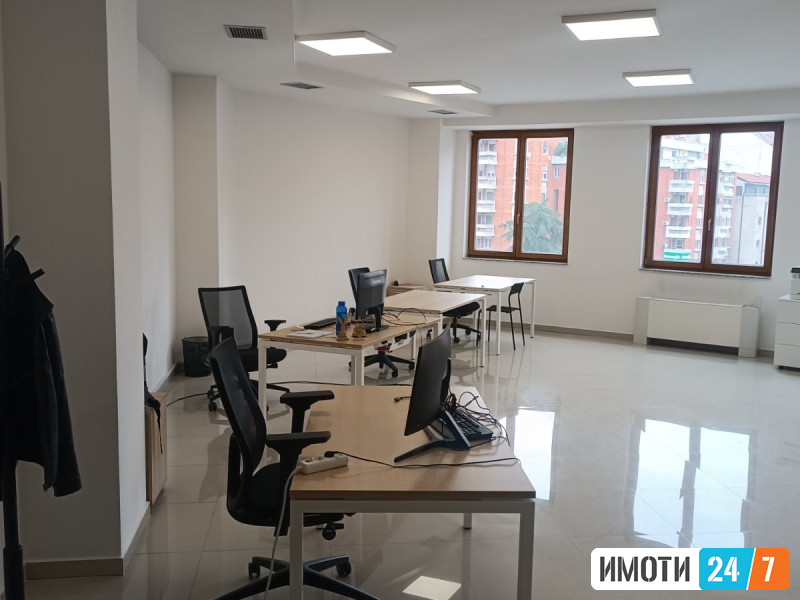 PRAZEN DELOVEN PROSTOR VO CENTAR