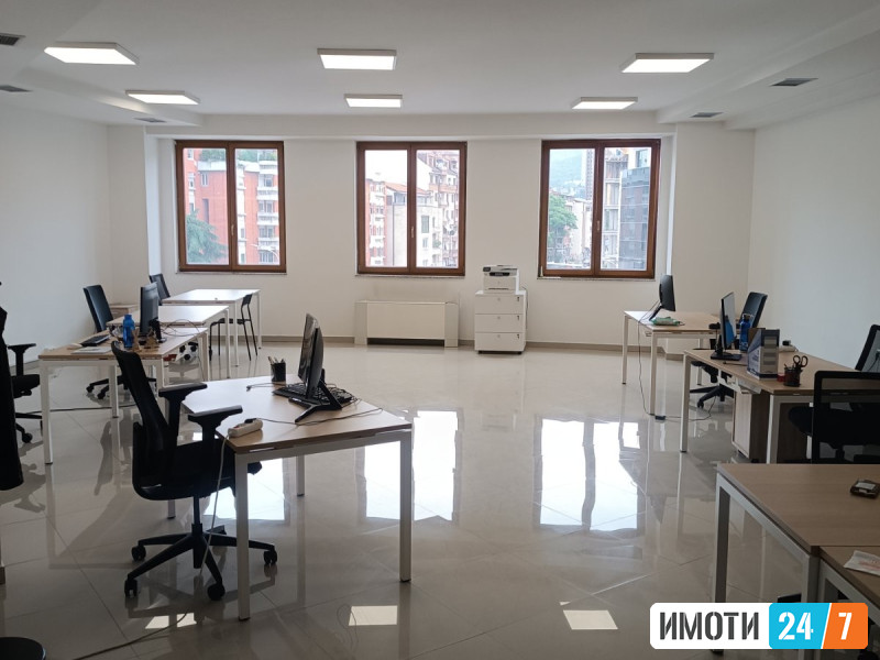 PRAZEN DELOVEN PROSTOR VO CENTAR