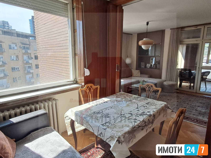 SE PRODAVA TROSOBEN STAN VO CENTAR
