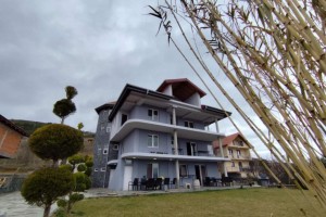 Урбан Лајф издава спрат од куќа со двор во Сопиште