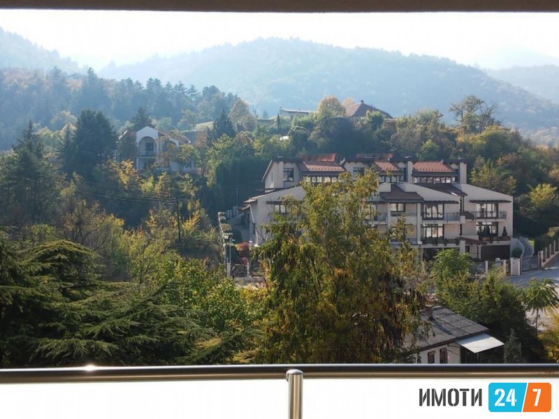 Урбан Лајф издава стан на водно со паркинг