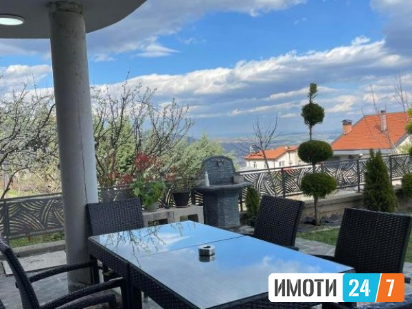 Урбан Лајф издава спрат од куќа со двор во Сопиште