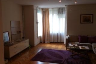 DOMIK IZDAVA LUX 3 SOBEN STAN VO CENTAR