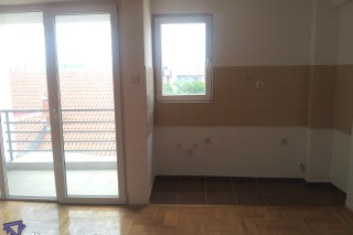 DOMIK PRODAVA NOV 3 SOBEN STAN VO DEBAR MAALO