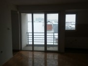 DOMIK PRODAVA NOV 3 SOBEN STAN VO DEBAR MAALO