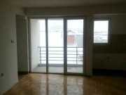 DOMIK PRODAVA NOV 3 SOBEN STAN VO DEBAR MAALO