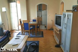 DOMIK IZDAVA 2 SOBEN STAN POZADI UNIVERZALNA SALA
