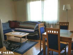 DOMIK IZDAVA 2 SOBEN STAN POZADI UNIVERZALNA SALA