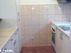 Agencija Domik izdava 2 soben namesten stan 50 m2 vo Kapistec Cena 230 Evra - sifra 256530  Pogledn