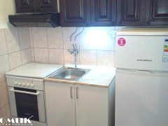 Agencija Domik izdava 2 soben namesten stan 50 m2 vo Kapistec Cena 230 Evra - sifra 256530  Pogledn