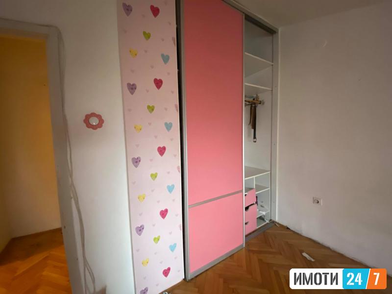 Prodavame trosoben stan pozadi Tri Biseri