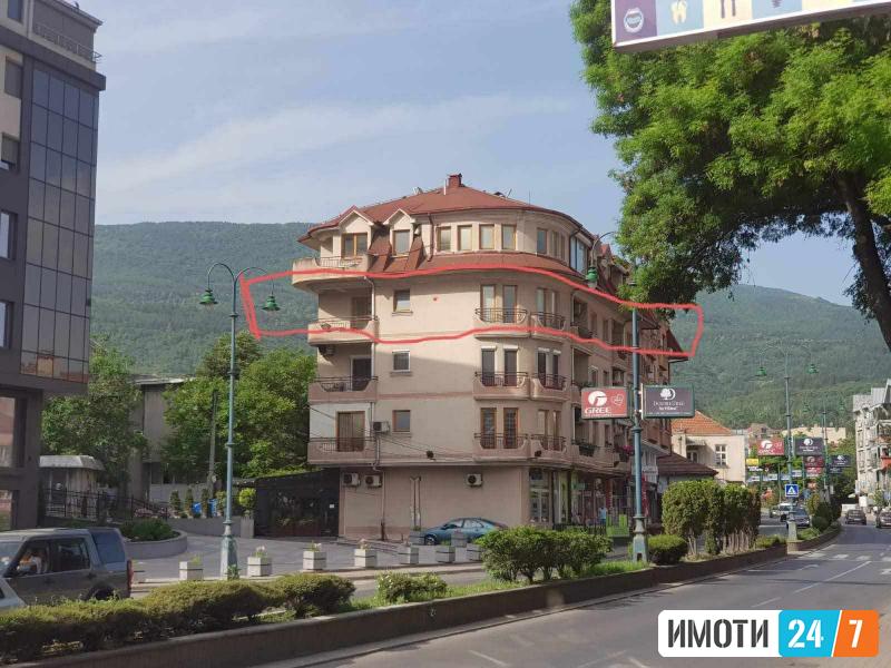 Izdavame  trosoben stan vo Centar