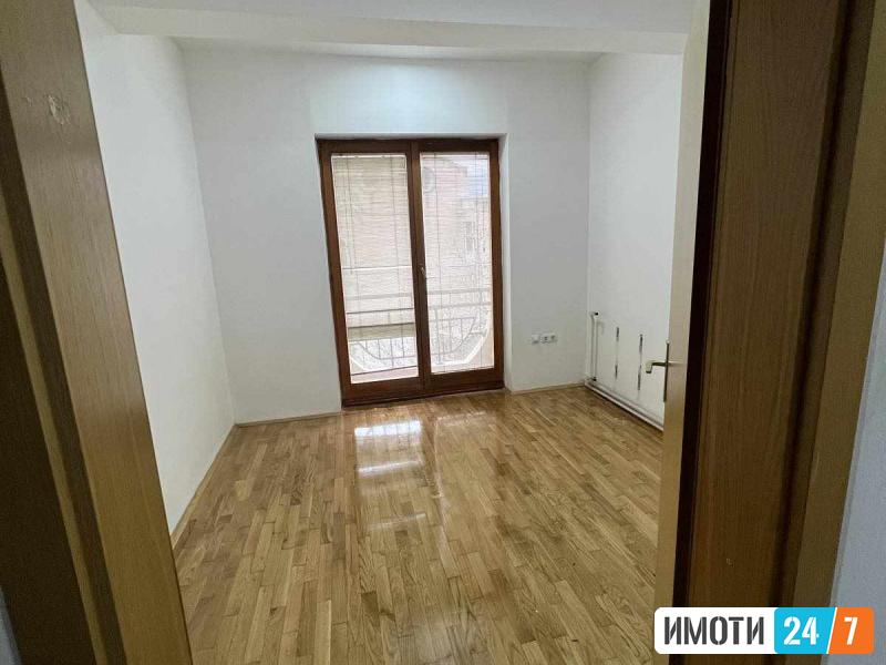 Izdavame  trosoben stan vo Centar