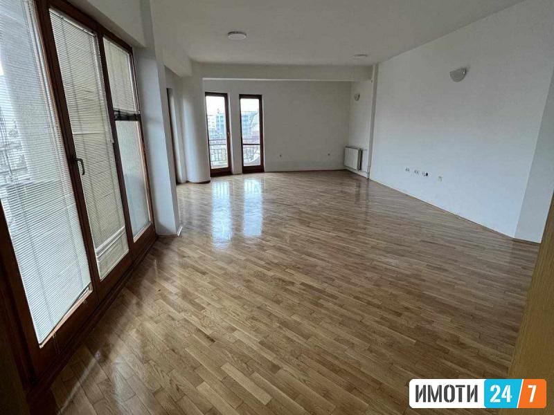 Izdavame  trosoben stan vo Centar