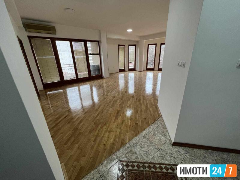 Izdavame  trosoben stan vo Centar