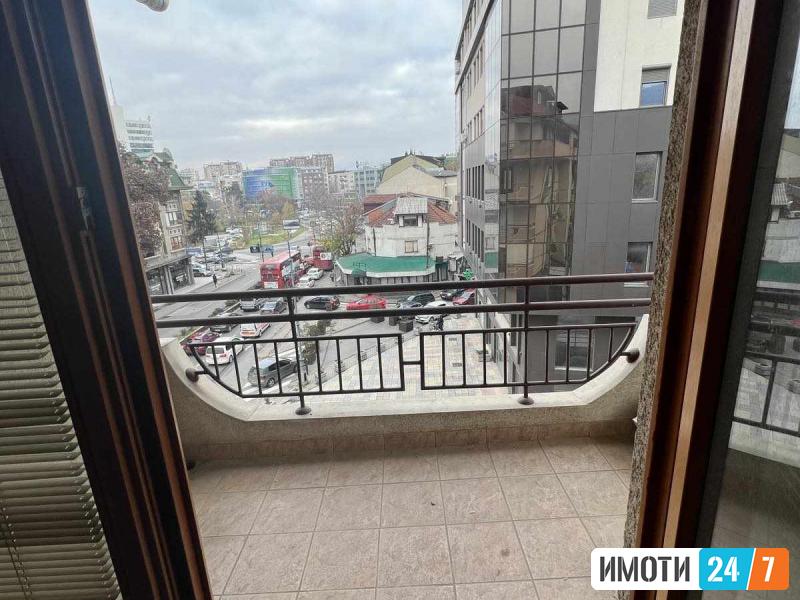 Izdavame  trosoben stan vo Centar