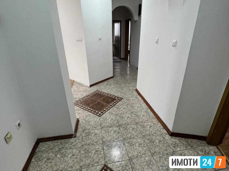 Izdavame  trosoben stan vo Centar