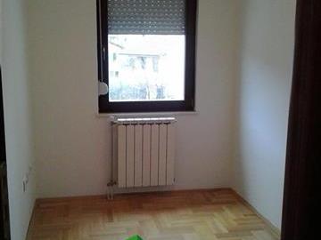 Se izdava 3-sob prazen stan-Kozle