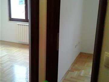 Se izdava 3-sob prazen stan-Kozle