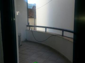 Se izdava prazen stan za ziveenje ili kancelarii