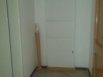 Se izdava prazen stan za ziveenje ili kancelarii