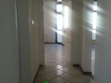 Se izdava prazen stan za ziveenje ili kancelarii