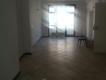 Se izdava prazen stan za ziveenje ili kancelarii