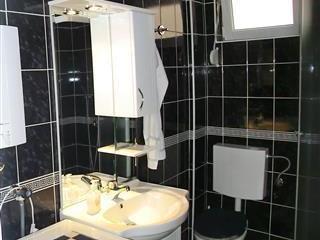 Se izdava dvosoben stan vo Centar 42m2