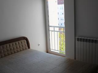 Se izdava dvosoben stan vo Centar 45m2