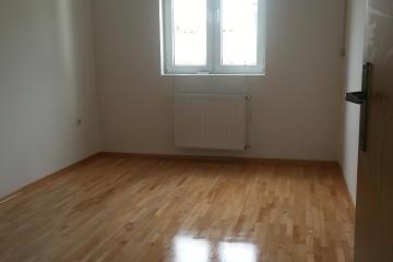 Se izdava nov prazen stan vo Centar76m2