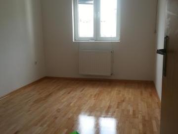Se izdava nov prazen stan vo Centar76m2