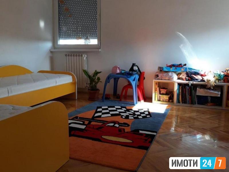 Урбан Ливинг продава трособен стан во Аеродром