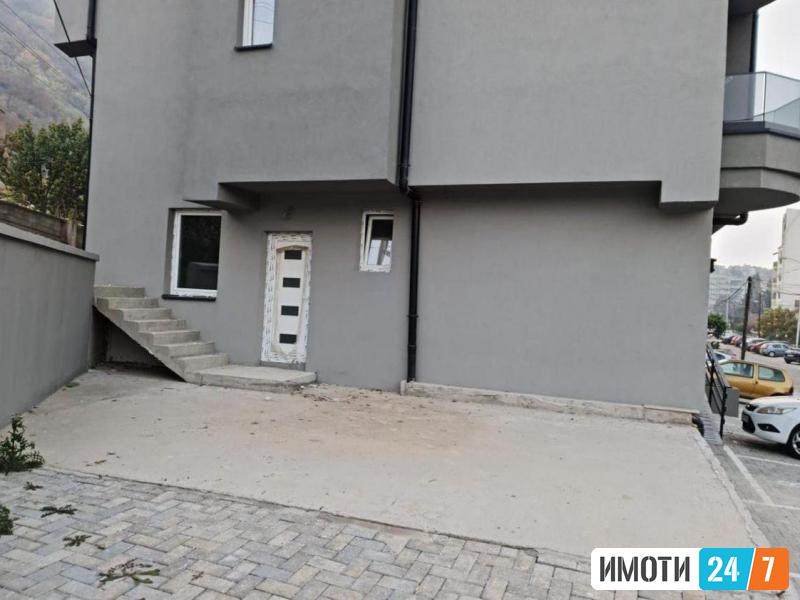УРБАН ЛИВИНГ продава станделовен простор во Кисела Вода