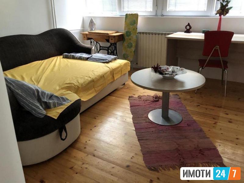 Se izdava namesten stan so dve spalni sobi vo Debar Maalo