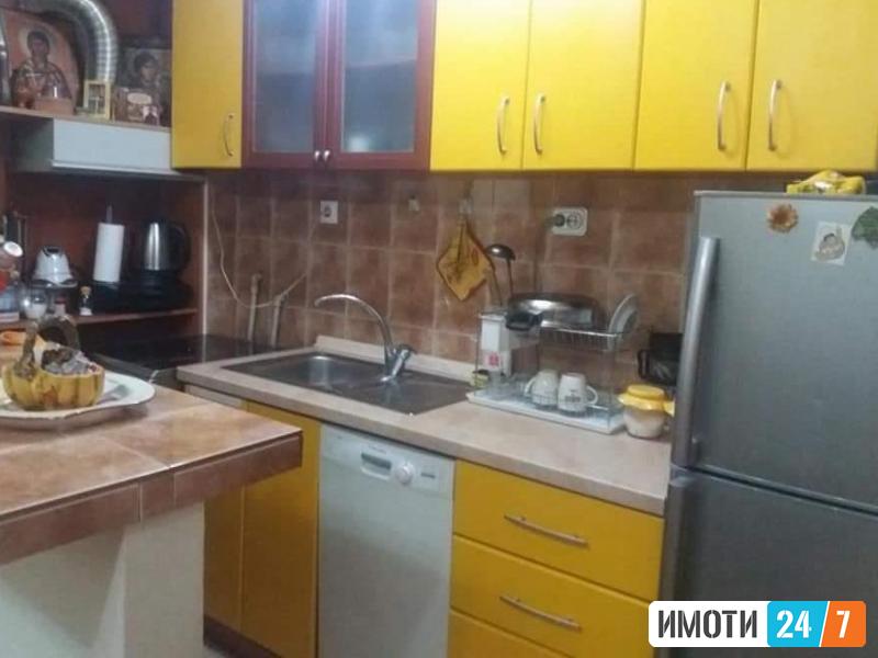 Се издава наместен трособен стан 65м2Мичурин