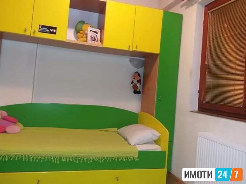 Се издава наместен трособен стан 65м2Мичурин