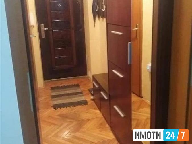 Се издава наместен трособен стан 65м2Мичурин