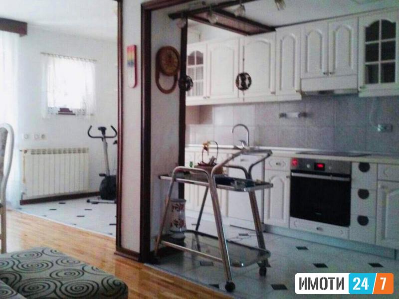 Се изнајмува луксузна куќа 270м2Црниче