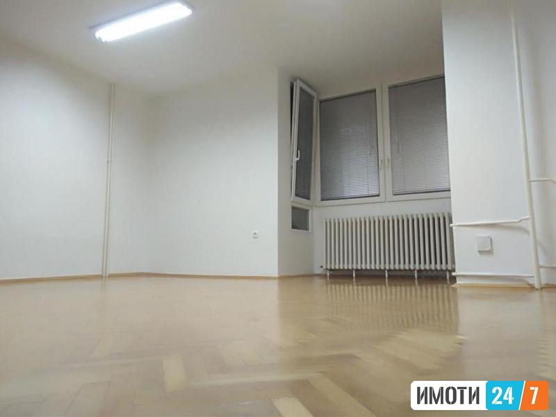 SE IZDAVA DVOSOBEN PRAZEN STAN 56M2CENTAR