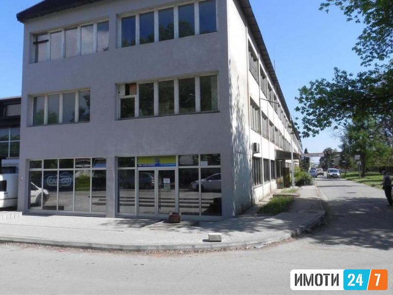 Се продава деловен простор канцеларии и магацини 155м2