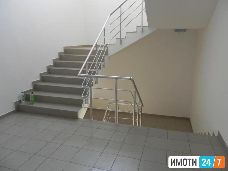 Се продава деловен простор канцеларии и магацини 155м2