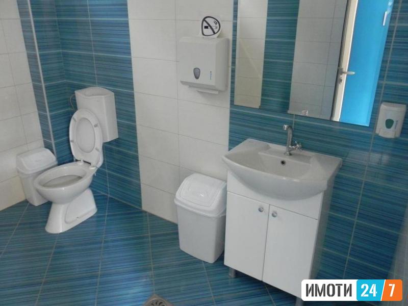Се продава деловен простор канцеларии и магацини 155м2