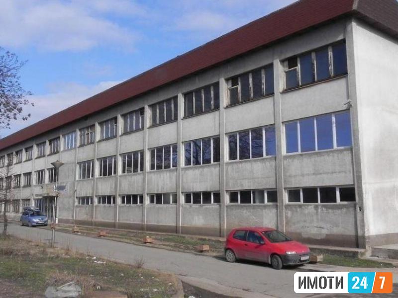Се продава деловен простор канцеларии и магацини 155м2